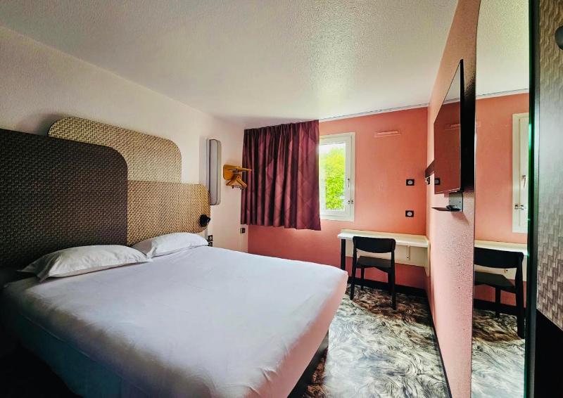 Double Room image 1