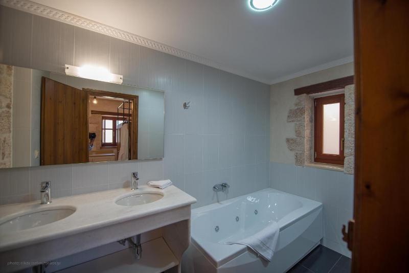 Premium Suite with Jetted Tub and Sea View  image 4