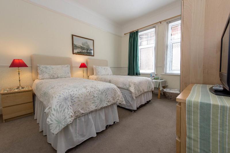 Triple Room with Shared Bathroom image 1