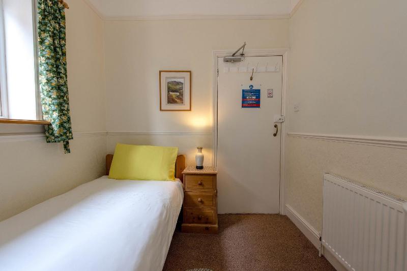Single Room with Shared Shower and Toilet image 4