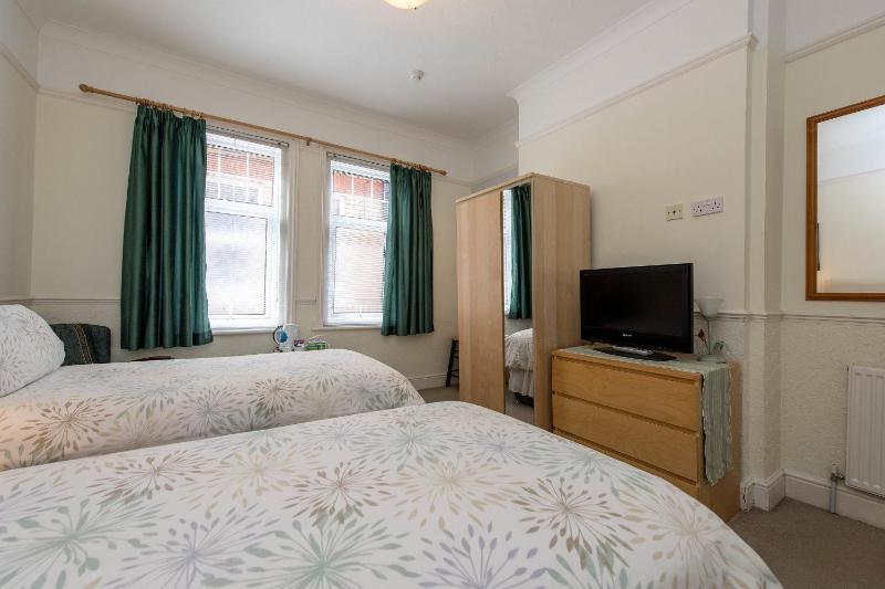 Triple Room with Shared Bathroom image 4