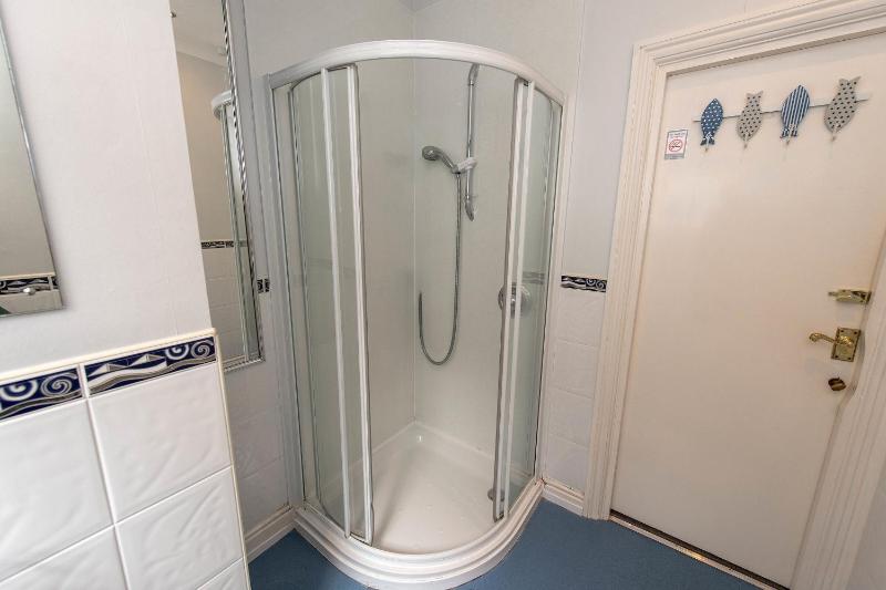 Triple Room with Shared Bathroom image 3