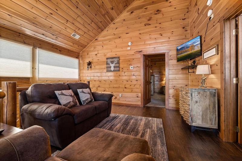 Beauty and the Bear Cabin with Private Hot Tub - image 35