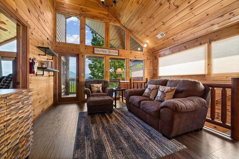 Beauty and the Bear Cabin with Private Hot Tub - image 2