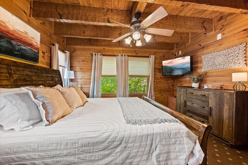 Beauty and the Bear Cabin with Private Hot Tub - image 20