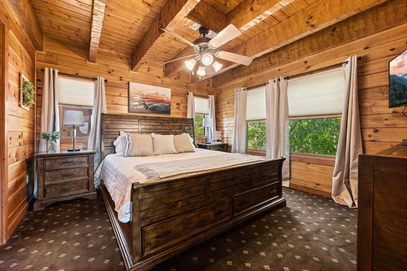 Beauty and the Bear Cabin with Private Hot Tub - image 41