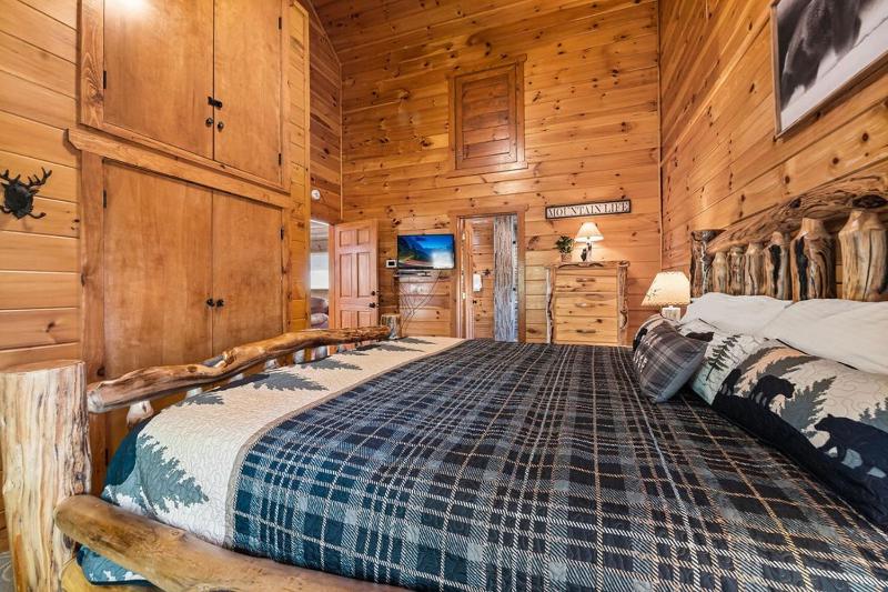 Beauty and the Bear Cabin with Private Hot Tub - image 15