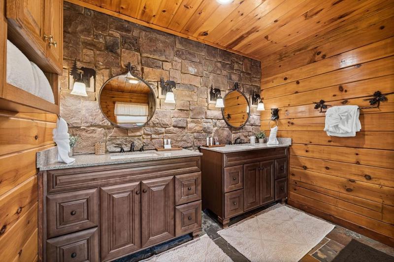 Beauty and the Bear Cabin with Private Hot Tub - image 10
