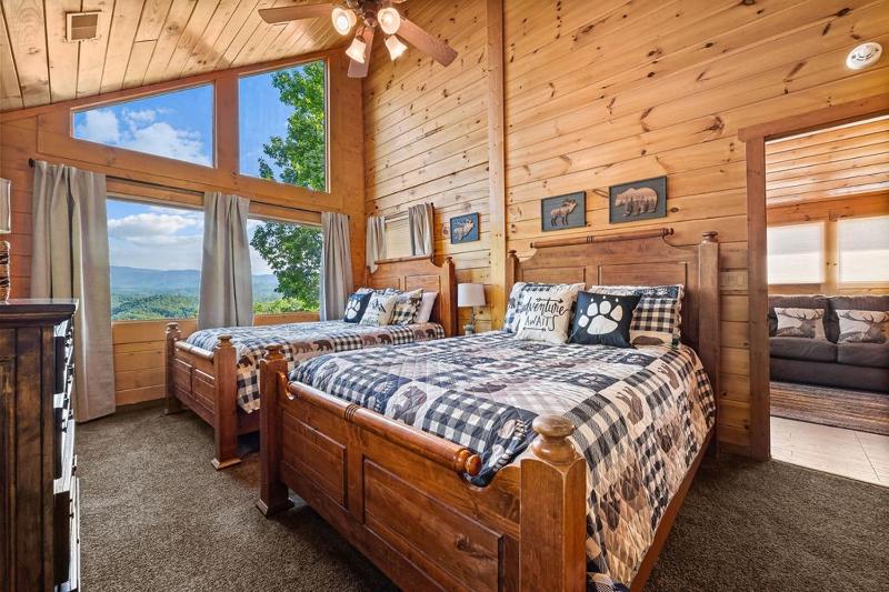 Beauty and the Bear Cabin with Private Hot Tub - image 36
