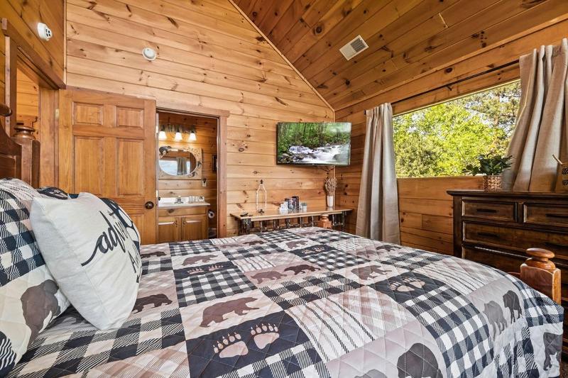 Beauty and the Bear Cabin with Private Hot Tub - image 17