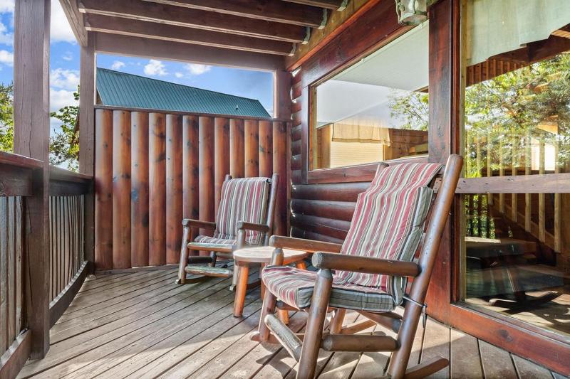 Beauty and the Bear Cabin with Private Hot Tub - image 12