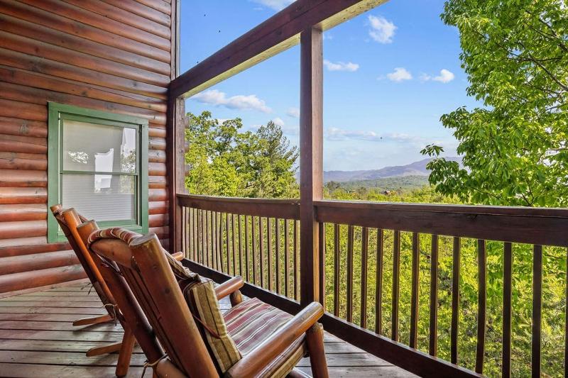 Beauty and the Bear Cabin with Private Hot Tub - image 30