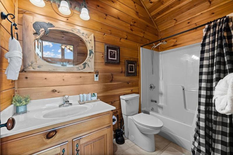 Beauty and the Bear Cabin with Private Hot Tub - image 7