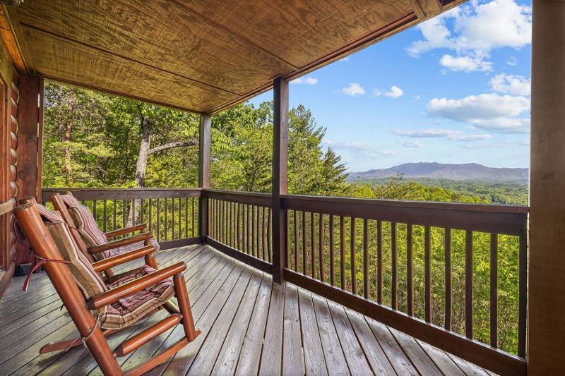 Beauty and the Bear Cabin with Private Hot Tub - image 27