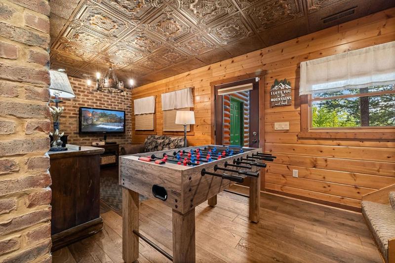 Beauty and the Bear Cabin with Private Hot Tub - image 39