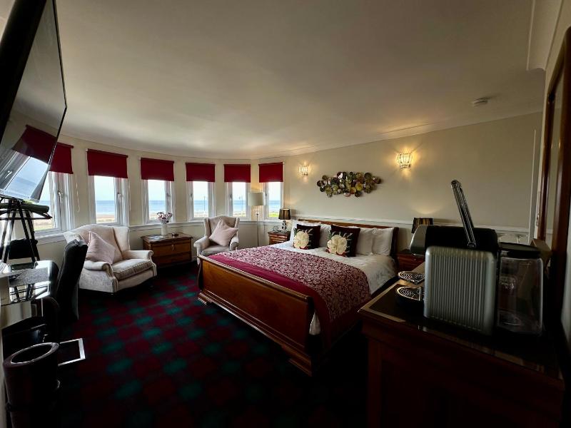 Superior Double Room with Sea View image 3