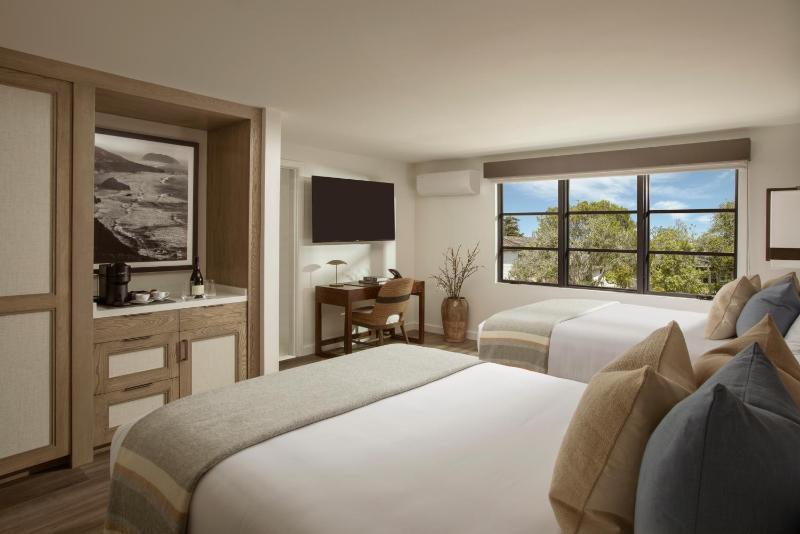 Queen Room with Two Queen Beds image 4