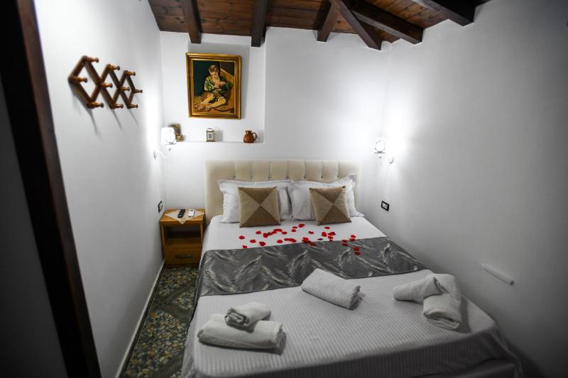 Standard Double Room image 4