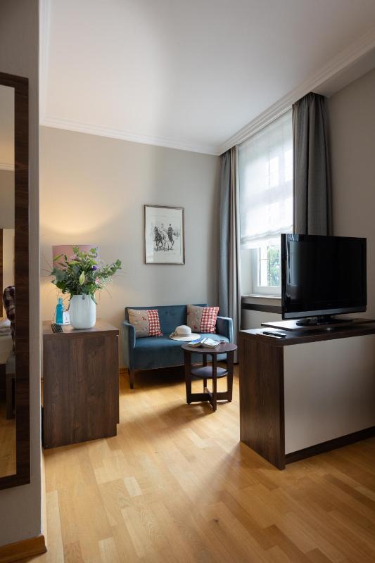 Deluxe Suite with Lake View image 2