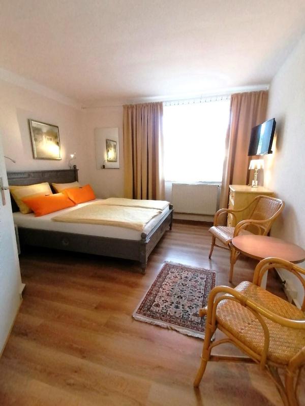 Basic Double Room image 3