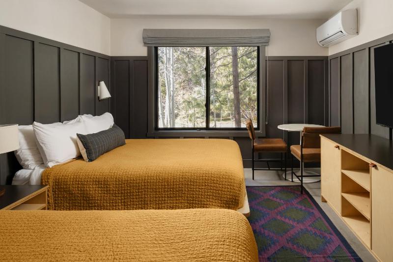 Queen Room with Two Queen Beds image 2