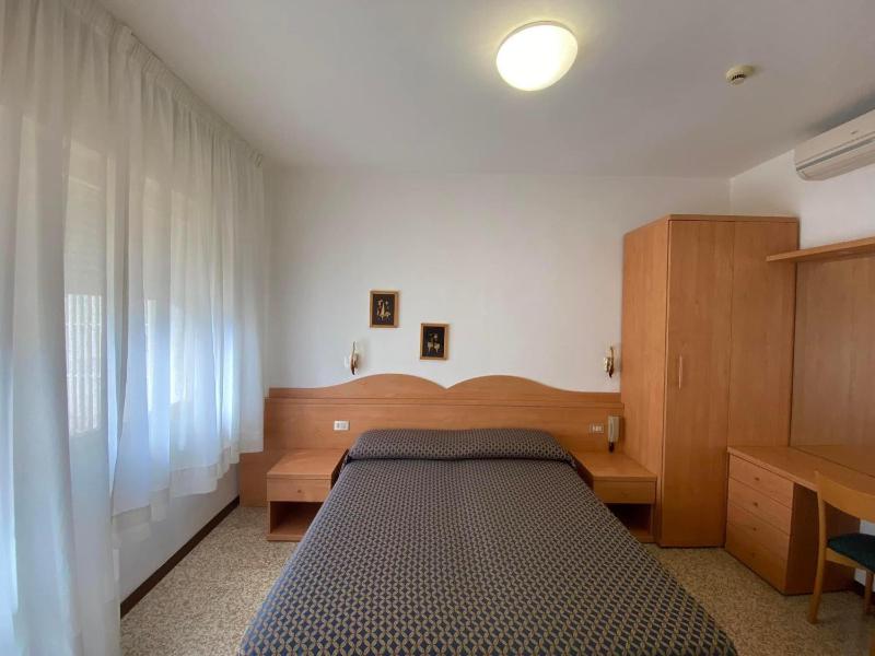 Double Room with Balcony image 3