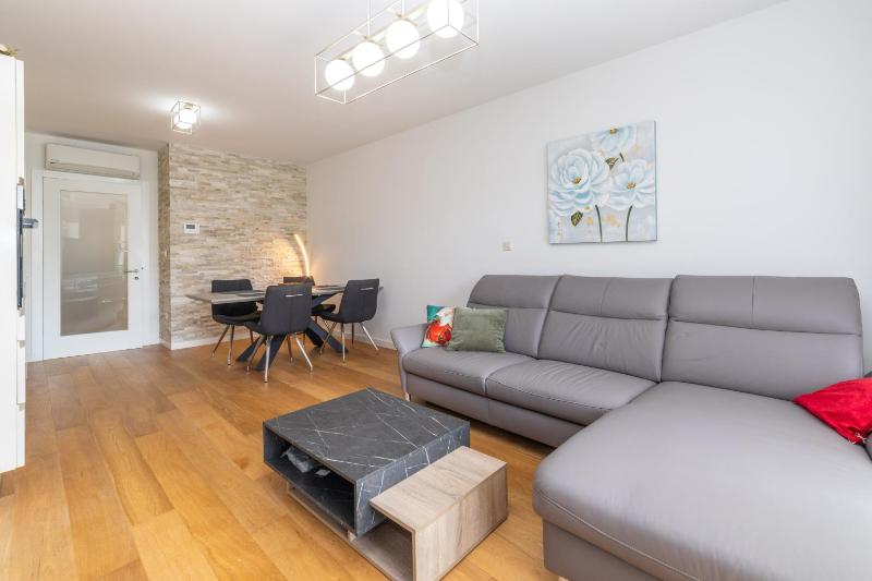 Luxury Apartments Sunny Side - image 2