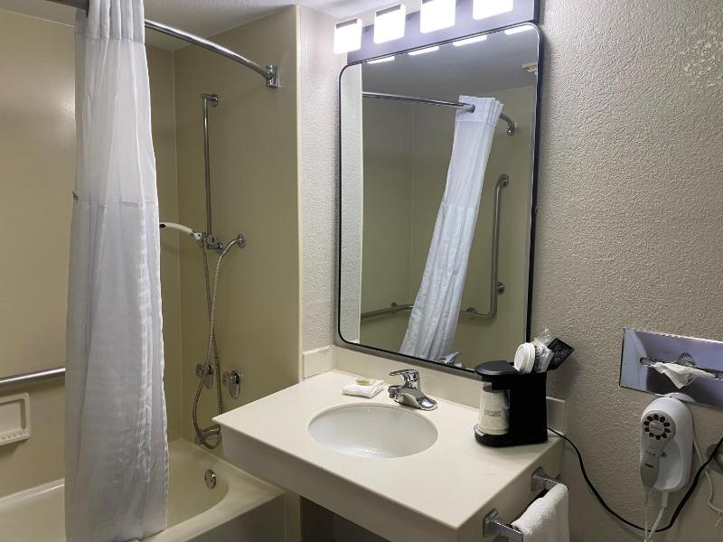 Deluxe Double Room - Disability Access/Non-Smoking image 3