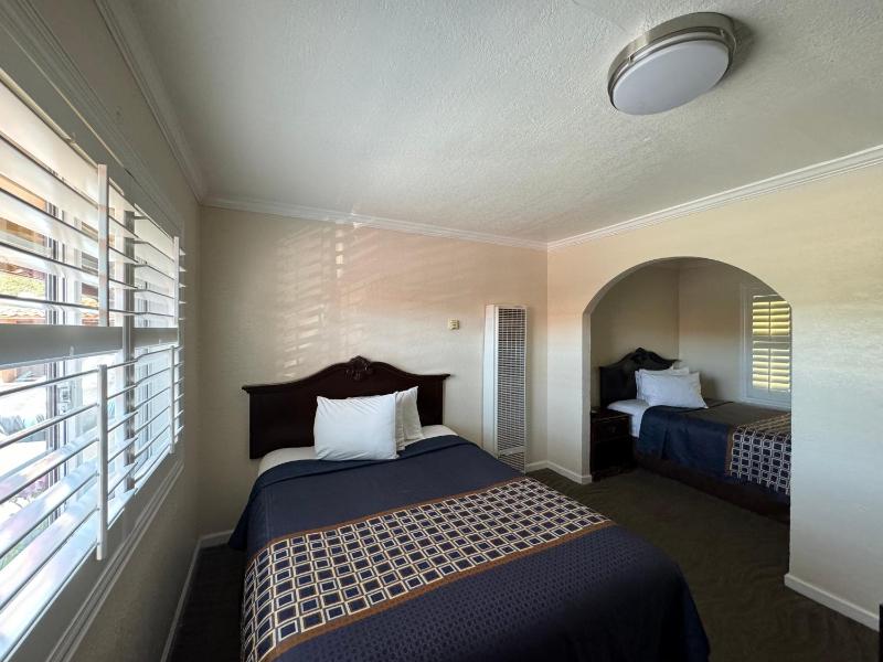 Double Room with Double Bed and Queen Bed image 4