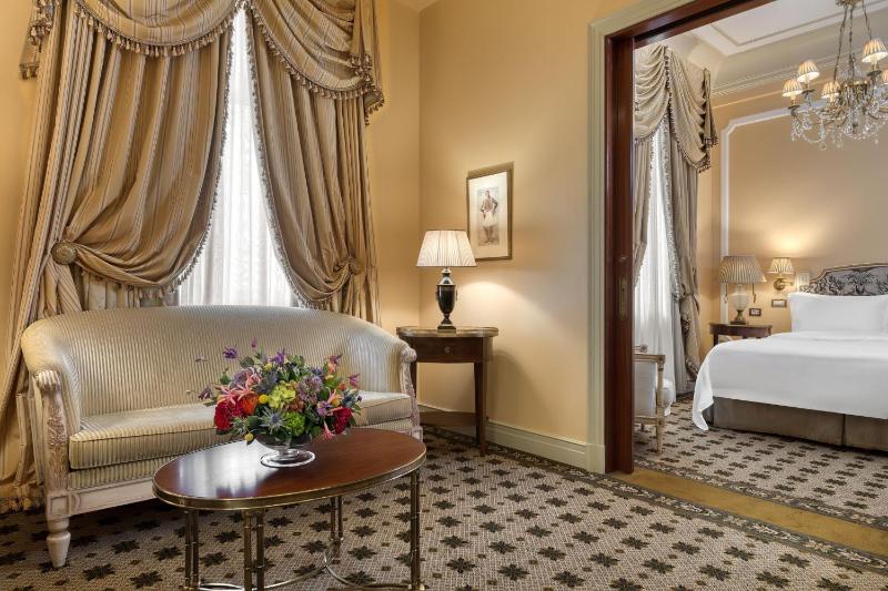 Deluxe Suite, 1 Bedroom Suite, 1 King, Courtyard view image 1