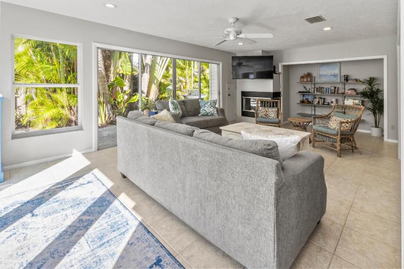 Anna Maria Oasis - image 42