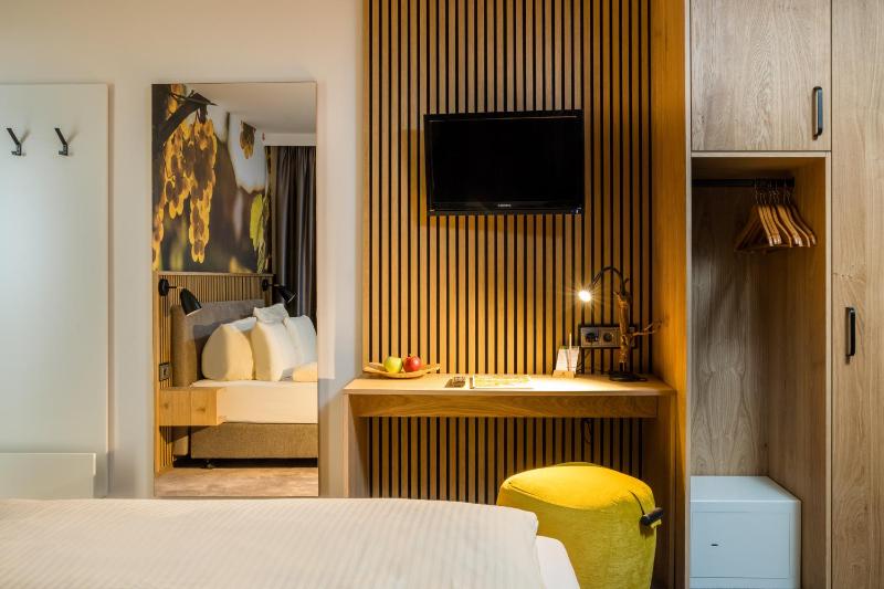 Deluxe Double Room with Balcony image 3