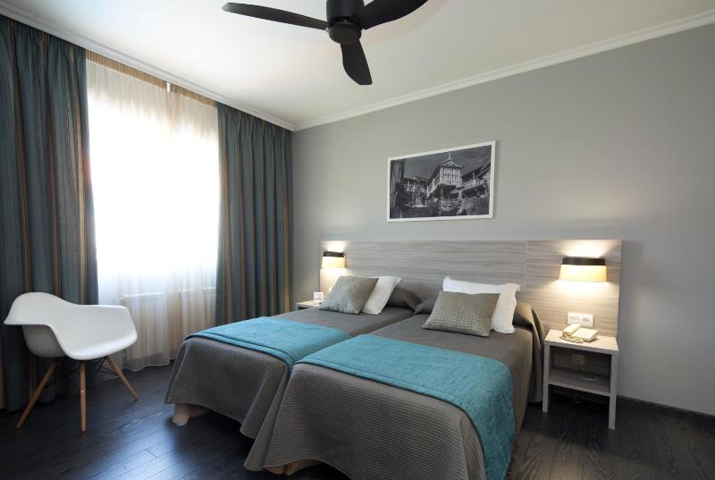 Superior Twin Room image 4