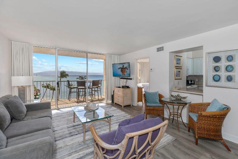 Brand New Condo with excellent reviews - image 1