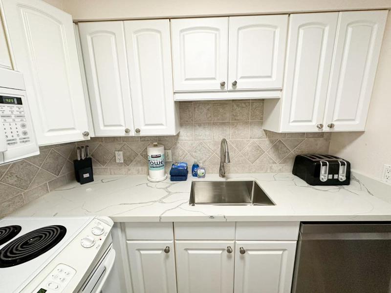 Brand New Condo with excellent reviews - image 10