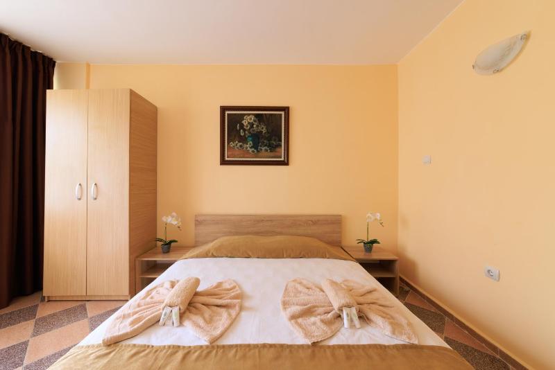 Double Room with Balcony image 4
