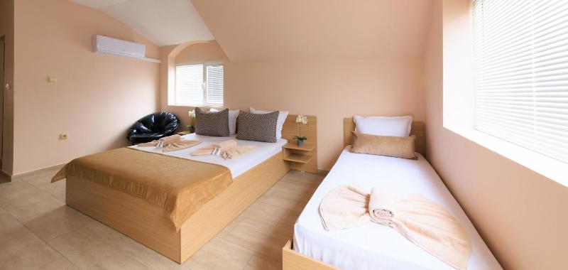 Triple Room with Balcony image 3