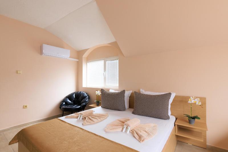 Triple Room with Balcony image 4