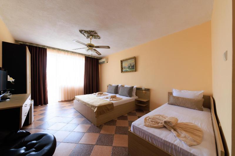 Superior Double Room with Extra Bed and Balcony (2 Adults + 1 Child) image 4