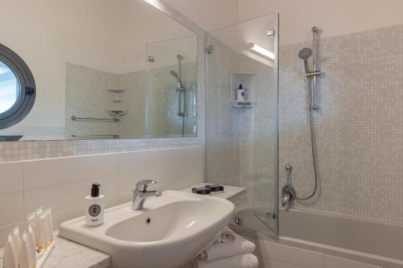 Superior Triple Room image 3