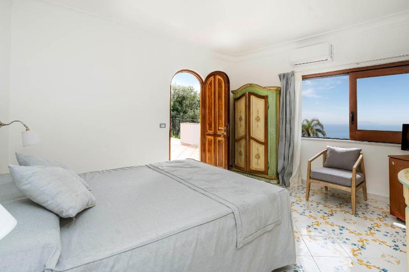 Double Room with Sea View image 2