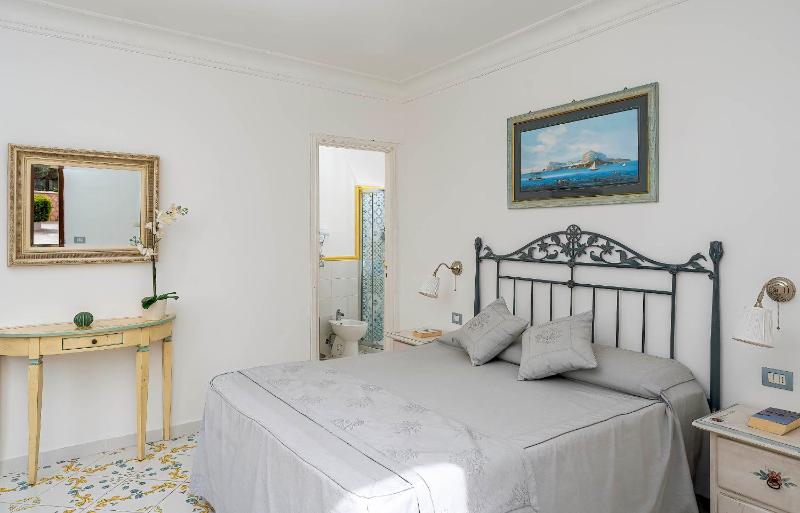 Double Room with Sea View image 4