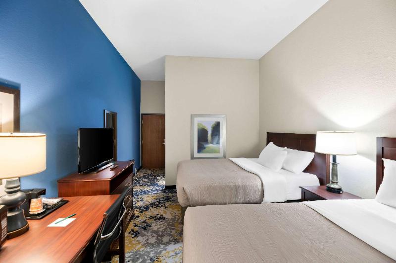 Quadruple Room with Two Queen Beds - Non Smoking image 3