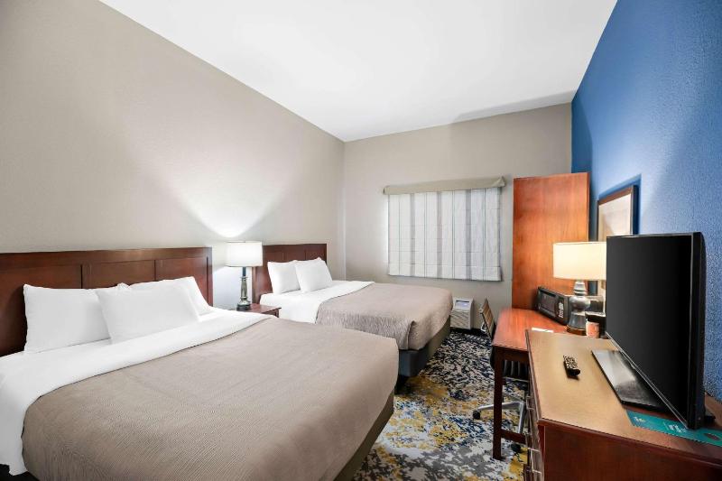 Quadruple Room with Two Queen Beds - Non Smoking image 2