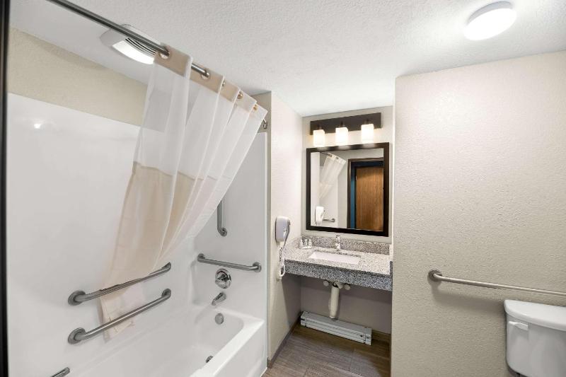 King Suite with Tub - Disability Access/Non Smoking image 2