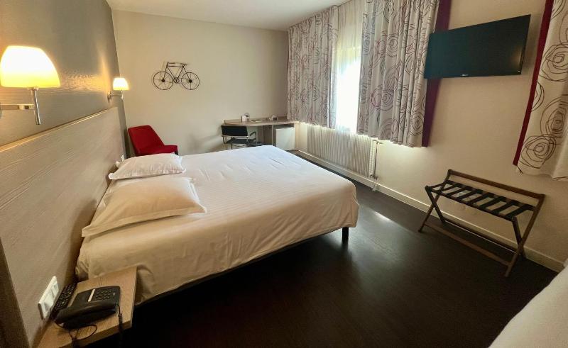 Standard Triple Room image 4