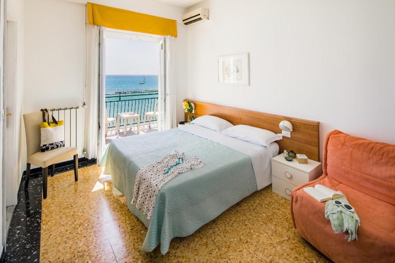 Superior Double or Twin Room with Sea View image 3