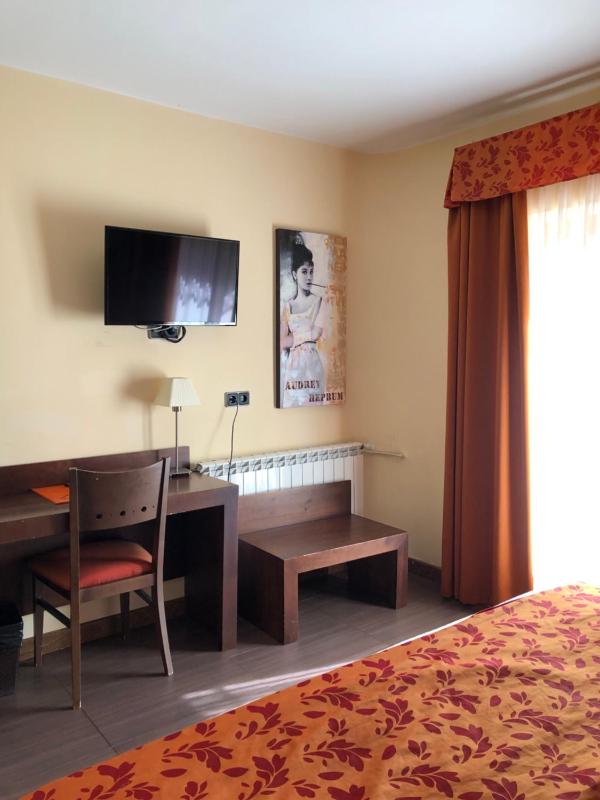 Double or Twin Room image 4