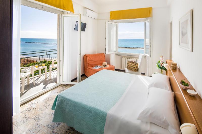 Superior Double or Twin Room with Sea View image 1