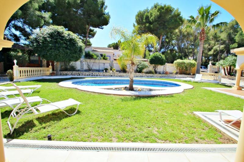 Bahia - spacious family villa with private pool in Moraira - image 4